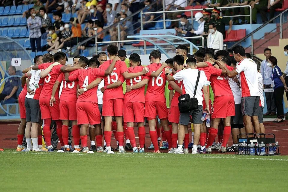 ENGGAN SERAH KALAH: Singa Muda berkumpul sebelum menentang Kemboja Rabu lalu. Nazri Nasir memuji anak buahnya tetap bersikap positif dan enggan menyerah kalah apabila menentang Malaysia malam ini - Foto SNOC