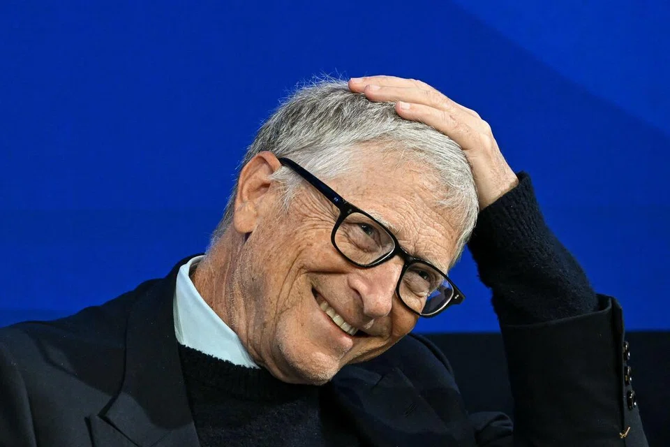 Pengasas bersama Microsoft dan dermawan Amerika Syarikat Bill Gates membuat isyarat ketika berucap pada Mesyuarat Tahunan Forum Ekonomi Dunia (WEF) di Davos pada 21 Januari 2026. Forum Ekonomi Dunia berlangsung di Davos dari 19 hingga 23 Januari 2026.
