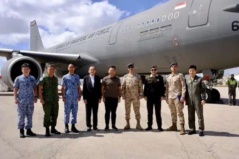 Menteri Negara Kanan (Tenaga Manusia merangkap Pertahanan), Encik Zaqy Mohamad (tengah), bersama pegawai MFA, RSAF dan Angkatan Tentera Jordan.