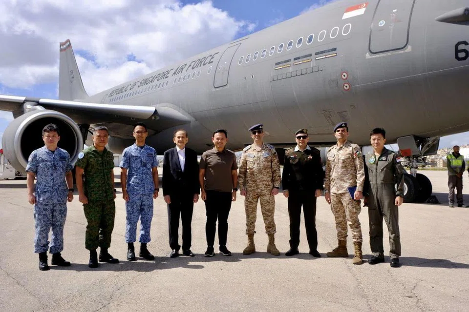 Menteri Negara Kanan (Tenaga Manusia merangkap Pertahanan), Encik Zaqy Mohamad (tengah), bersama pegawai MFA, RSAF dan Angkatan Tentera Jordan.