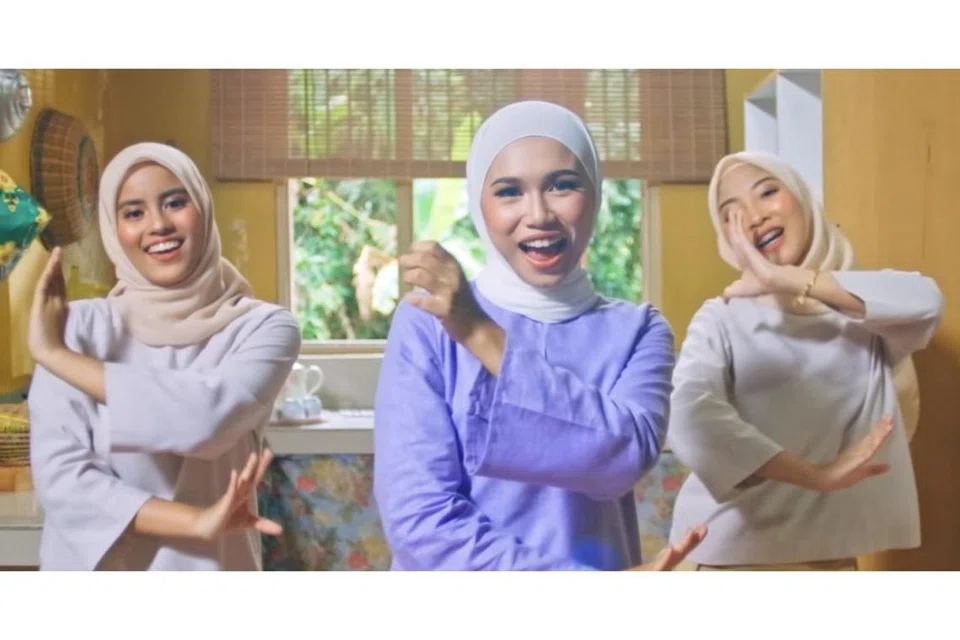 BERBAKAT: Iman Troye (tengah) cepat menarik perhatian menerusi lagu Pejam Pelik Hari Raya yang sudah menarik lebih dua juta tontonan dalam tempoh seminggu ia dilancarkan. - Foto ihsan IMAN TROYE 