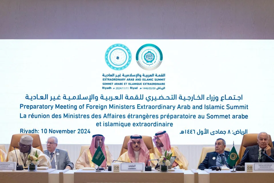 Menteri Luar Arab Saudi, Putera Faisal Farhan Al-Saud (lima dari kiri), mempengerusikan Mesyuarat Persediaan Menteri bagi Sidang Puncak Luar Biasa Arab-Islam  untuk berbincang konflik Israel dengan Hamas di Gaza dan Hezbollah di Lebanon, di Riyadh, Arab Saudi, pada 10 November.