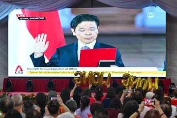 Lebih 1,000 penduduk dari seluruh Akar Umbi GRC Marsiling-Yew Tee berkumpul untuk menonton acara angkat sumpah Encik Lawrence Wong sebagai Perdana Menteri keempat Singapura secara langsung di kawasan lapang bersebelahan Stesen MRT Yew Tee, pada 15 Mei. 