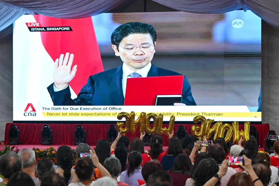 Lebih 1,000 penduduk dari seluruh Akar Umbi GRC Marsiling-Yew Tee berkumpul untuk menonton acara angkat sumpah Encik Lawrence Wong sebagai Perdana Menteri keempat Singapura secara langsung di kawasan lapang bersebelahan Stesen MRT Yew Tee, pada 15 Mei. 