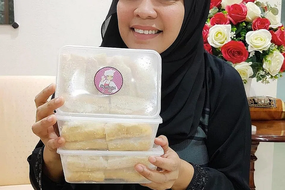 MAHU KEMBANGKAN NIAGA: Cik Sulaiha Ahmad berhasrat mempunyai dapur pusat sendiri dan memasarkan produknya secara komersial dalam masa terdekat. - Foto ihsan SULAIHA AHMAD