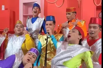 Aksi kurang sopan penari dalam iklan klip video lagu Raya usahawan kosmetik kontroversi di Malaysia, Datuk Seri Aliff Syukri Kamarzaman, yang dianggap tidak menghormati Ramadan dan menimbulkan rasa kurang senang orang ramai.