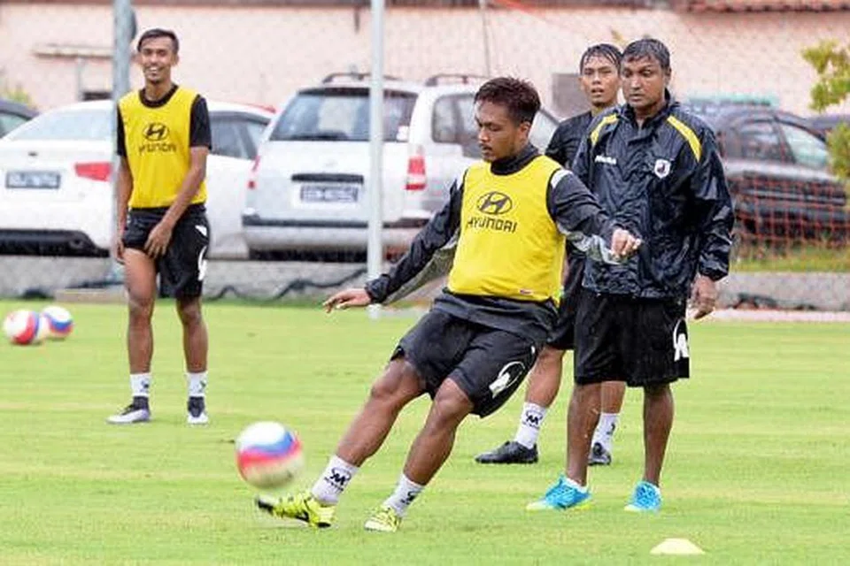 TUGAS MENCABAR: Izzdin Shafiq (menendang bola) menjangka perlawanan yang sukar di Calcutta malam ini. - Foto M.O. SALLEH