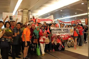 SAMBUT MERIAH: Penyokong dan ahli keluarga atlit Team Singapore yang bertanding di Sukan Olimpik Khas di Abu Dhabi menyambut kepulangan mereka dengan cukup meriah.