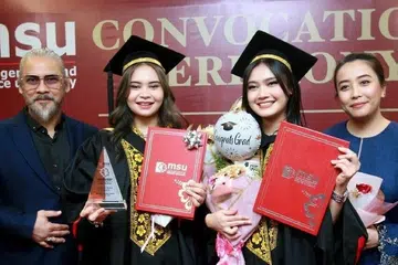 Vokalis kumpulan Wings, Datuk Awie (kiri) bersama isterinya, Datin Sharifah Ladyana (kanan), bangga dengan pencapaian kededua anak perempuan, Putri Aleefa Antasha (dua dari kiri) dan Putri Aleeya Antasha, setelah tamat pengajian di Universiti Pengurusan dan Sains (MSU) dengan keputusan cemerlang.