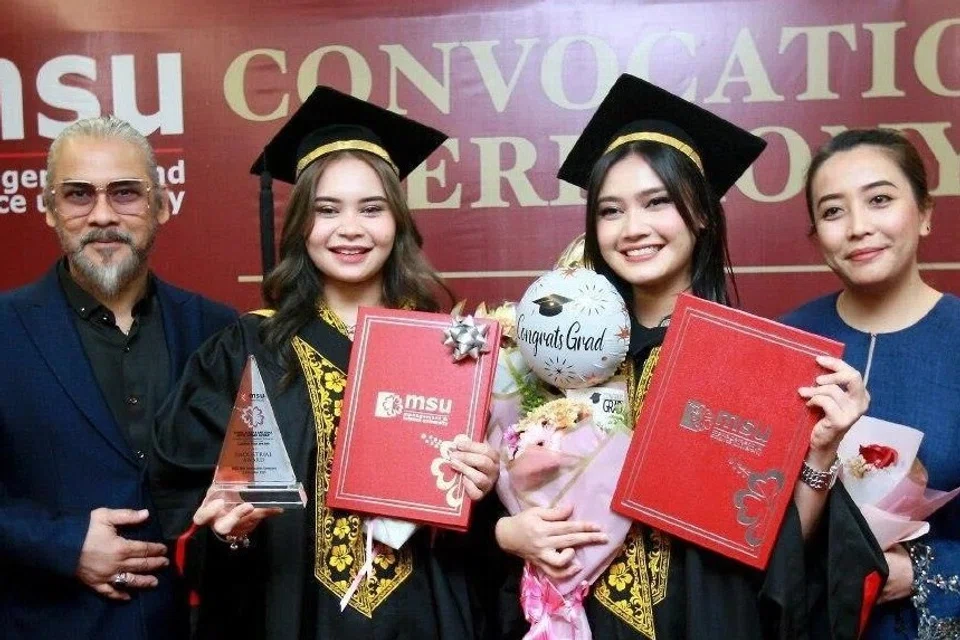 Vokalis kumpulan Wings, Datuk Awie (kiri) bersama isterinya, Datin Sharifah Ladyana (kanan), bangga dengan pencapaian kededua anak perempuan, Putri Aleefa Antasha (dua dari kiri) dan Putri Aleeya Antasha, setelah tamat pengajian di Universiti Pengurusan dan Sains (MSU) dengan keputusan cemerlang.