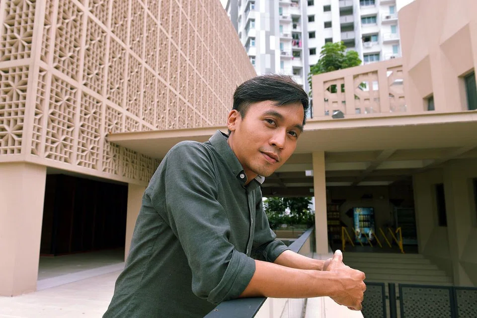 BERANI BERNIAGA: Encik Nick Iskandar, yang mengambil langkah berani untuk berniaga, melihat potensi tinggi dalam bidang perniagaan seni bina walaupun di tengah-tengah kelembapan ekonomi. Beliau dirakam di Masjid Al-Islah, yang direka bersama pasukan dahulu, baru-baru ini. - Foto TUKIMAN WARJI