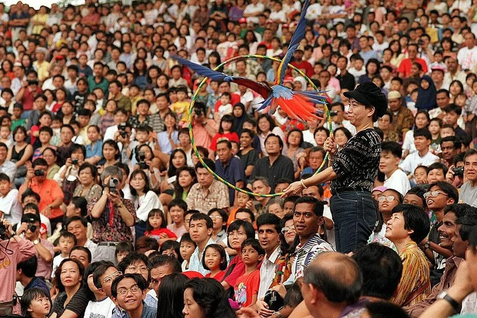 PERSEMBAHAN: Seekor burung macaw terbang melalui gelung dalam salah satu persembahan istimewa pada 1995. - Foto-foto fail 