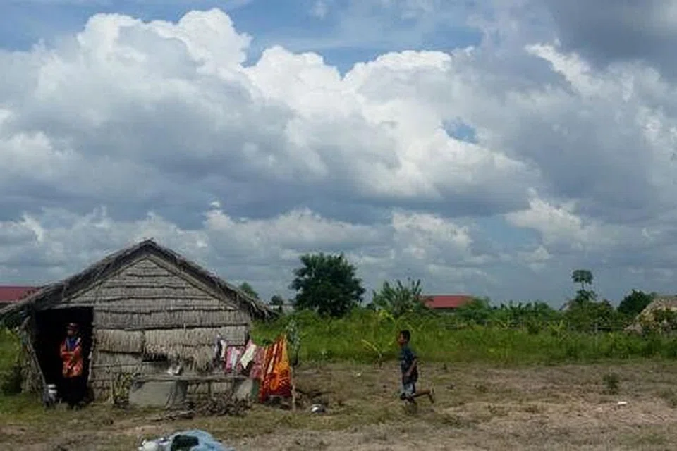 TETAP BAHAGIA DAN GEMBIRA: Dr Radiah baru-baru ini telah ke Kemboja bagi melakukan kerja kemasyarakatan termasuk berkunjung ke kampung golongan kurang berada. - Foto DR RADIAH SALIM