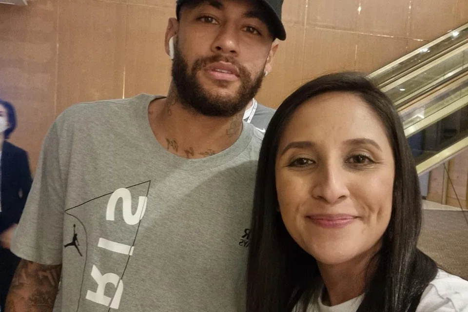 Cik Janna Jauhar bersama bintang bola sepak Brazil, Neymar.,