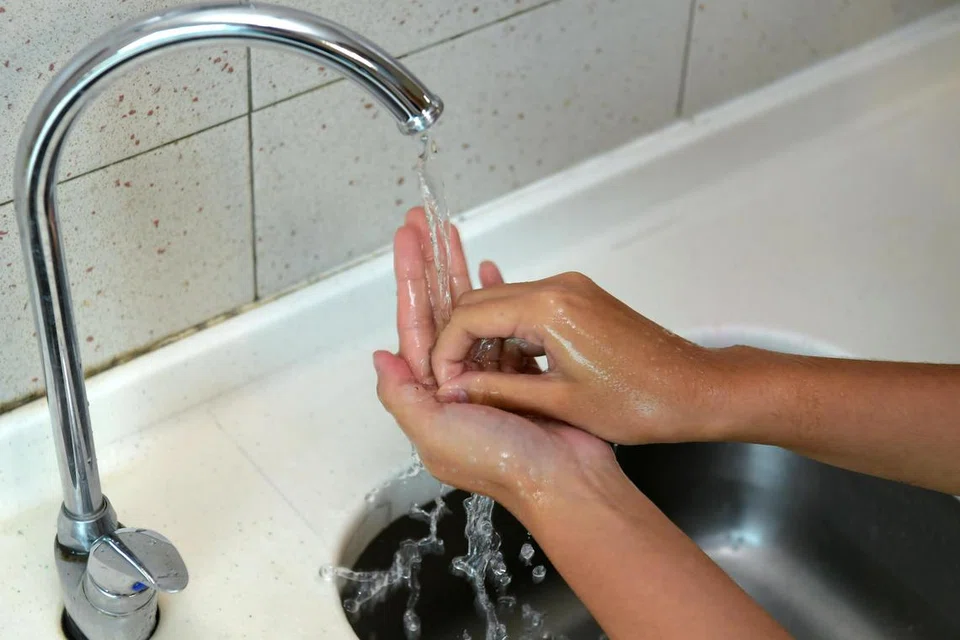 Cuci tangan secara tetap menggunakan sabun, terutama sebelum memegang makanan atau makan, setelah pergi ke tandas atau apabila tangan kotor selepas batuk atau bersin.