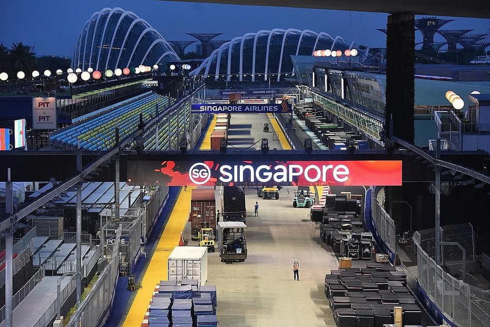 HARAP PERNIAGAAN MENINGKAT: Beberapa perniagaan di sekitar Litar Jalanan Marina Bay berharap perlumbaan penuh gemilang itu dapat meningkatkan keuntungan serta kunjungan antara 10 hingga 30 peratus. Penganjur F1 telah mengumumkan bahawa edisi tahun ini akan mengatasi jumlah 268,000 pengunjung yang hadir pada 2019. - Foto-foto BH oleh HAKIM YUSOF, DESMOND WEE, NG SOR LUAN
