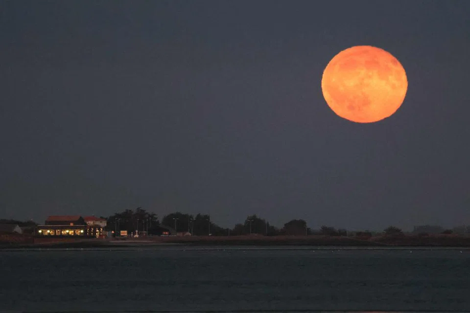 bulan purnama, bulan terbit, sajak