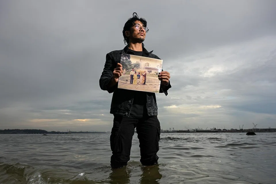 Gambar kenangan Encik Muhammad Iqbal (dua dari kanan) bersama ibu bapa dan kakaknya (tiga dari kiri) yang maut ekoran tsunami di Aceh, Indonesia, 20 tahun lalu. Dua sepupu beliau dalam gambar ini terselamat.