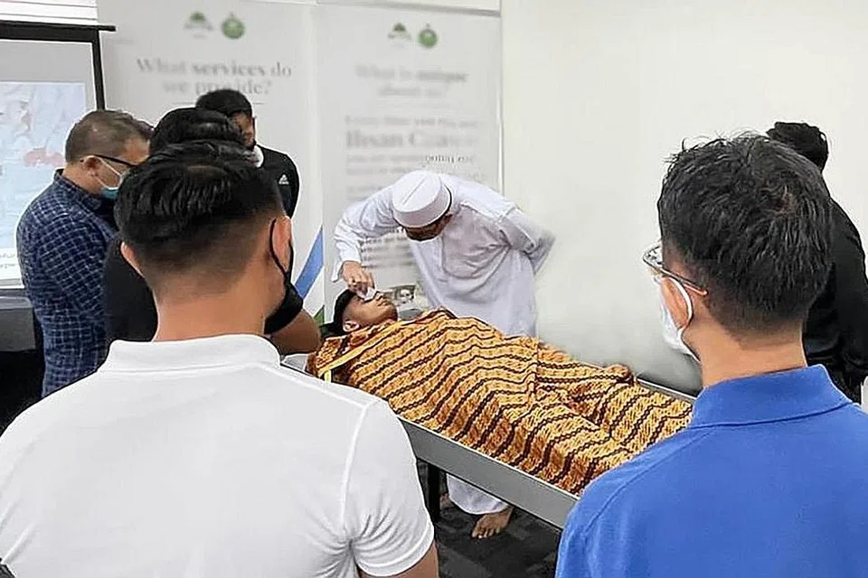 URUS JENAZAH DENGAN TERTIB: Pasukan Persatuan Dana Amanah Muslimin (MTFA), terus berkembang dan meluaskan khidmat sosial mereka dengan mengendalikan Ihsan Casket, yang bertujuan menawarkan pengebumian bermutu dan termampu kepada semua umat Islam di sini. - Foto-foto MTFA