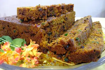 Kek kukus buah-buahan.