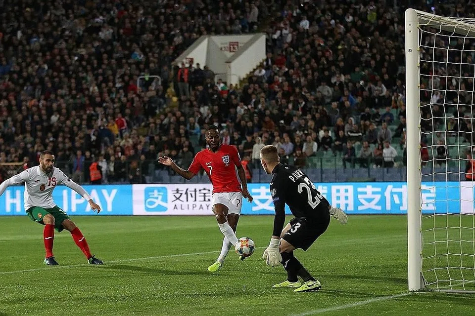 KEJAYAAN LALU TIADA ERTI: Penyerang Raheem Sterling (jersi merah) menjaringkan gol keempat England dalam perlawanan kelayakan Euro 2020 menentang Bulgaria pada October 2019. England menang 6-0 dalam perlawanan pusingan kedua itu, namun pengurus Gareth South menganggap pasukan Three Lions gagal jika ia tidak masuk separuh akhir Euro 2020. - Foto fail