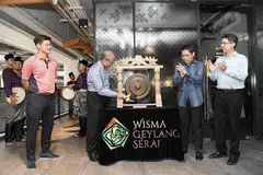 BAKAL DEKATI LEBIH BANYAK GOLONGAN: Profesor Madya Dr Faishal Ibrahim (kanan) mengambil alih tanggungjawab meneraju Wisma Geylang Serai daripada Menteri di Pejabat Perdana Menteri, Dr Maliki Osman (dua dari kanan). Gambar mereka bersama Encik Masagos Zulkifli Mohamad (kiri) ini diambil semasa pembukaan hab pertubuhan Melayu/Islam, KURNIA@WGS pada 2018. - Foto fail