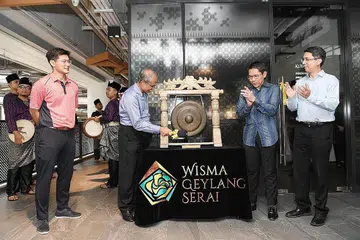 BAKAL DEKATI LEBIH BANYAK GOLONGAN: Profesor Madya Dr Faishal Ibrahim (kanan) mengambil alih tanggungjawab meneraju Wisma Geylang Serai daripada Menteri di Pejabat Perdana Menteri, Dr Maliki Osman (dua dari kanan). Gambar mereka bersama Encik Masagos Zulkifli Mohamad (kiri) ini diambil semasa pembukaan hab pertubuhan Melayu/Islam, KURNIA@WGS pada 2018. - Foto fail
