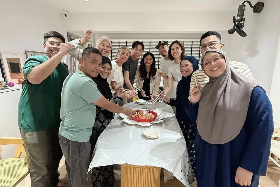 Keluarga Cina Cik Fazura Poh melambung Lo Hei bersama keluarga Melayu suaminya. 