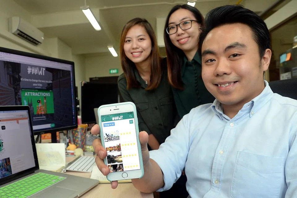 MUDAH: Masyarakat Islam rantau ini boleh memanfaatkan aplikasi #HHWT atau Have Halal, Will Travel yang dipelopori Encik Melvin Goh, Cik Elaine Tee (berkaca mata) dan Tengku Suzana bagi mendapatkan senarai restoran halal di negara yang mereka kunjungi termasuk Korea Selatan. - Foto JOHARI RAHMAT
