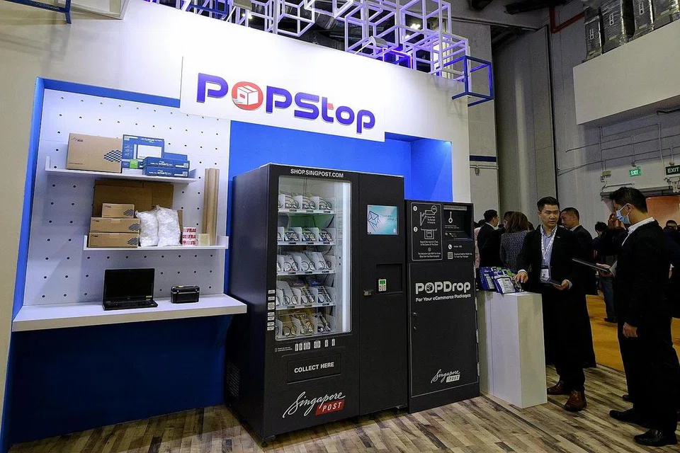 KHIDMAT BARU: SingPost akan menyediakan khidmat POPStop di stesen-stesen MRT bagai membantu pengguna mengirim bungkusan tanpa ke pejabat pos. - Foto NG SOR LUAN