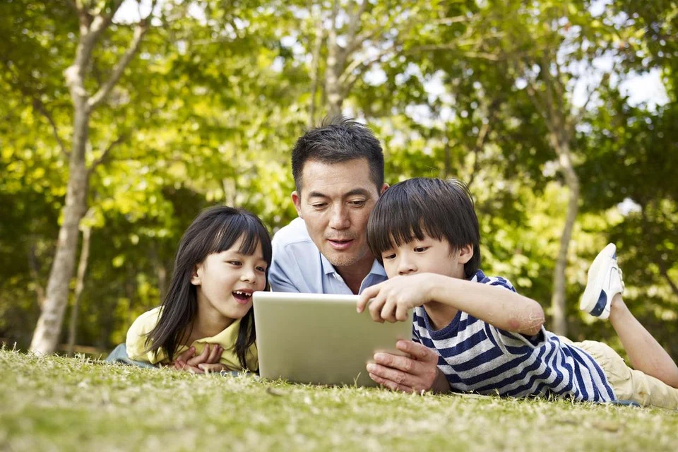 Kajian menunjukkan lebih lama masa yang dihabiskan ibu bapa pada peranti teknologi boleh memberi kesan negatif terhadap hubungan ibu bapa-anak dan kesihatan serta hasil perkembangan kanak-kanak. 