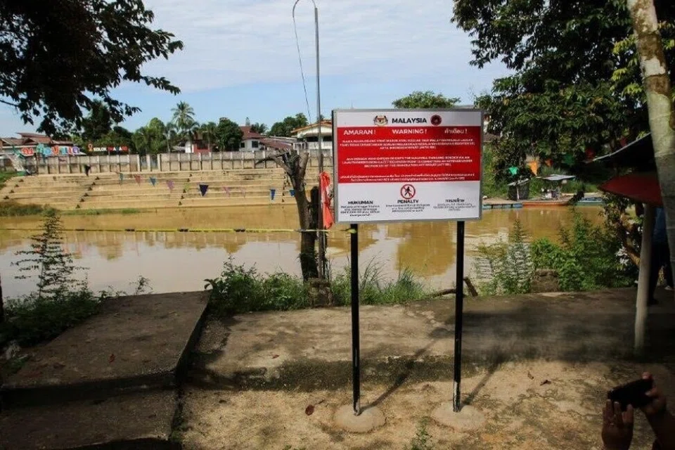 Papan tanda larangan rentas yang diletakkan di sepanjang sempadan Sungai Golok, Rantau Panjang, Kelantan, dengan Thailand yang sering menjadi laluan penyeludup dan orang ramai keluar masuk.