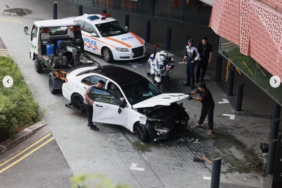 Polis dimaklumkan mengenai kemalangan yang melibatkan sebuah kereta, trak dan teksi pada 6.55 pagi pada 24 Jun di sebuah pusat beli-belah popular di North Bridge Road.