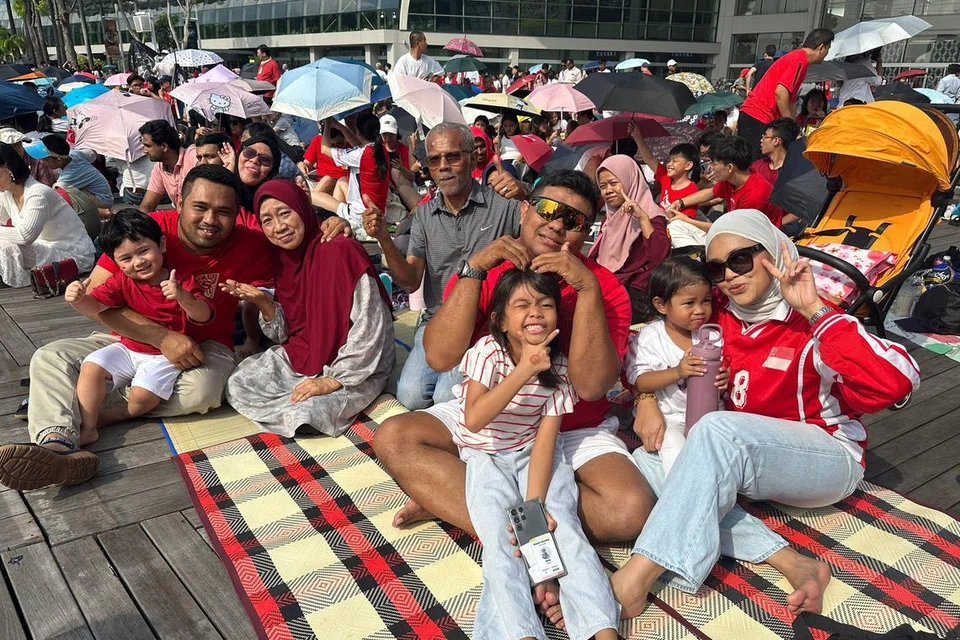 Encik Mohamed Gani Salleh (empat dari kiri), menyambut hari lahirnya yang ke-67 pada 9 Ogos di sekitar Marina Bay. Beliau ditemani keluarga tercinta (dari kiri) cucu, Muhammad Naufal Afwa Muhammad Afiq; anaknya, Encik Muhammad Afiq; isterinya, Cik Zabaidah Abdul Rahim; anak saudaranya, Encik Muhammad Irfan Mohamed Gani; cucu-cucunya; Alana Camila dan Aleena Camalia; dan anak saudaranya, Nurul Huda Zainuddin.