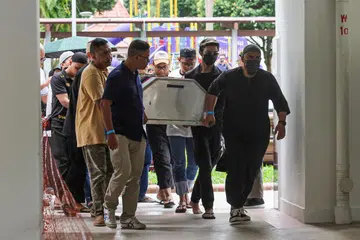 Jenazah Allahyarham Zdulfika Ahakasah tiba di kolong blok kediamannya di Ang Mo Kio Avenue 10 pada 5 Jun. Beliau maut semasa bertugas setelah motosikal yang ditunggangnya merempuh pembahagi jalan ketika beliau sedang mengejar seorang penunggang motosikal yang cuba melarikan diri pada 4 Jun.