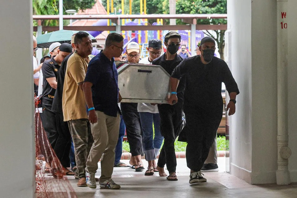 Jenazah Allahyarham Zdulfika Ahakasah tiba di kolong blok kediamannya di Ang Mo Kio Avenue 10 pada 5 Jun. Beliau maut semasa bertugas setelah motosikal yang ditunggangnya merempuh pembahagi jalan ketika beliau sedang mengejar seorang penunggang motosikal yang cuba melarikan diri pada 4 Jun.