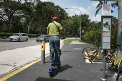 GUNA DENGAN LEBIH SELAMAT: Seorang lelaki menunggang alat mobiliti peribadi (PMD) di laluan pejalan kaki. - Foto fail