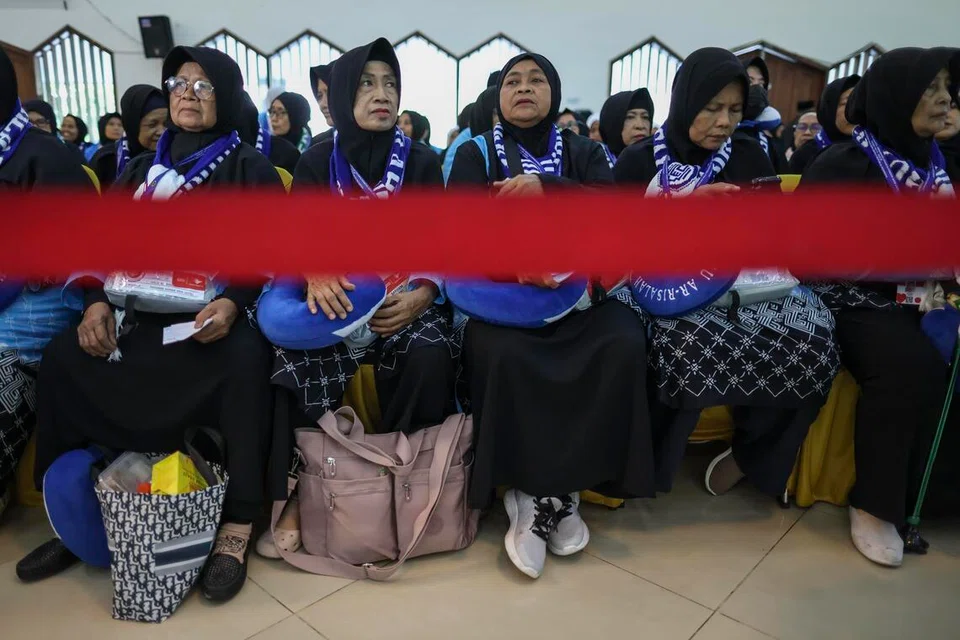 Jemaah menunggu pemeriksaan kesihatan di rumah haji, di Jakarta, Indonesia, pada 21 April 2026, sebelum berangkat menunaikan ibadah haji di Kota Suci Makkah.