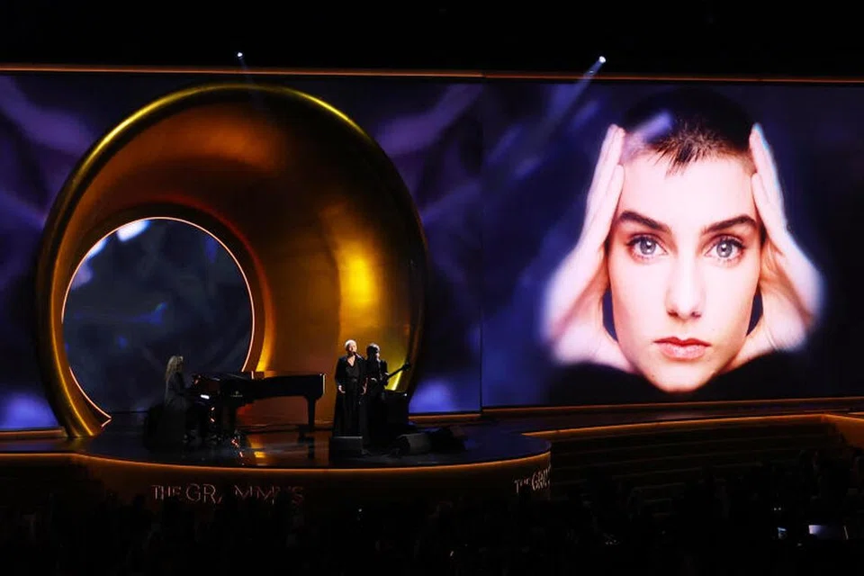 Sinead O’Connor atau Allahyarhamha Shuhada’ Sadaqat diberikan penghormatan di pentas Anugerah Grammy.