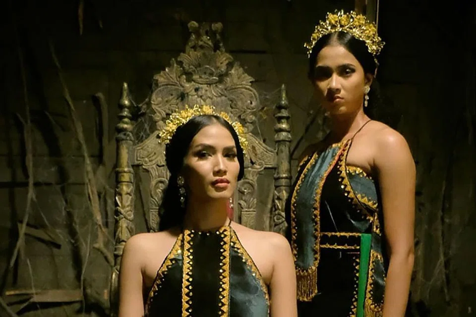 ANGGUN TETAPI BERMUSLIHAT: Badarawuhi (kiri) yang dilakonkan Aulia Sarah menyimpan muslihat mencari sasaran korban dalam kalangan pelajar yang datang ke desa itu. Di kanannya adalah Ayu (lakonan Aghniny Haque) yang melanggar undang-undang desa mistik itu dan akhirnya dikorbankan. - Foto MD ENTERTAINMENT