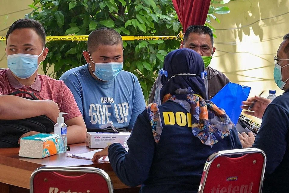 DAPATKAN PENGESAHAN: Anggota keluarga menemui pasukan petugas bagi pengesahan identiti dan mendapatkan perincian perkembangan usaha mencari dan menyelamat mangsa. - Foto AFP 