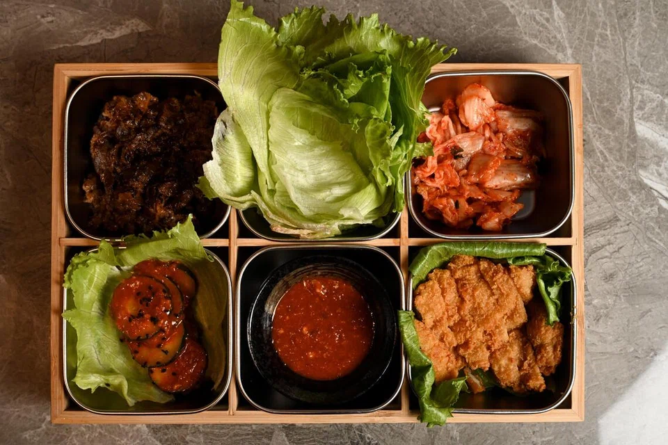 yaksok, ssam platter, daging lembu suki, salad, katsu ayam, sos, korea