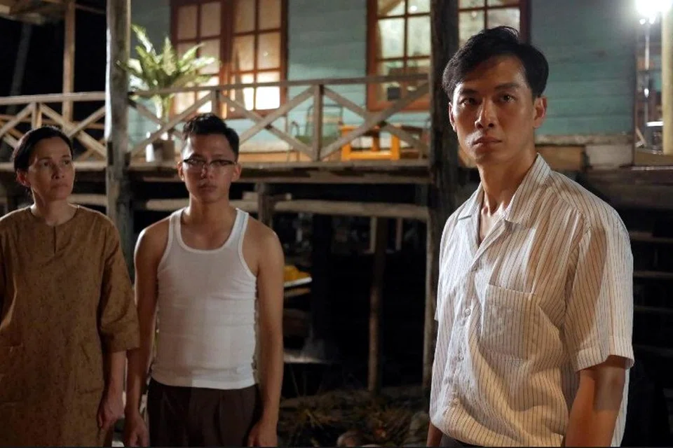 Deanna Yusoff (kiri) bergandingan dengan Sezairi Sezali (dua dari kiri) dan Qi Yuwu dalam filem ‘1965’ yang ditayangkan pada 2015. 