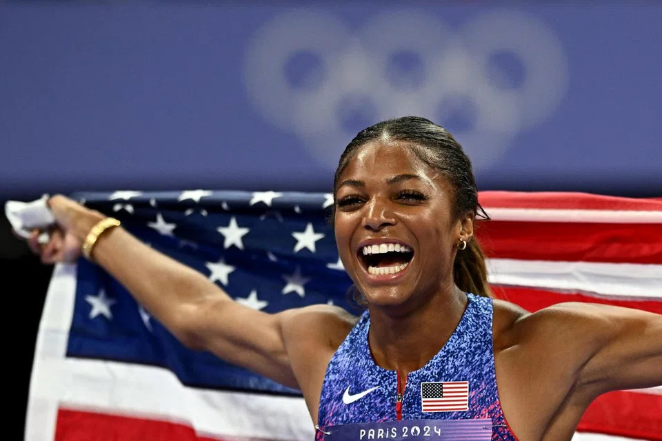 Pelari pecut Amerika Syarikat, Gabby Thomas, meraikan kemenangannya di acara final 200 meter Olimpik. 