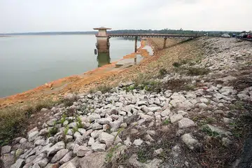 KESAN CUACA PANAS: Kadar air di Empangan Lebam berada di paras 15.9 peratus. - Foto Fail