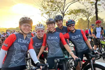 TUBUH PASUKAN BASIKAL: Cik Dahlia Mohd (kanan) bersama rakan-rakannya menubuhkan sebuah pasukan berbasikal wanita awal tahun ini dan baru-baru ini mereka menyertai perlumbaan L’Etape Malaysia yang diadakan di Desaru, Johor. 