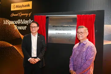 Ketua Pegawai Eksekutif (CEO) Negara Maybank Singapura, Encik Alvin Lee (kiri), melancarkan program Maybank myimpact SME yang menawarkan penyelesaian nasihat kewangan dan perniagaan pada 15 November di MSpace@Maybank Tower bersama Anggota Lembaga Pengarah Maybank Singapore Limited, Datuk Yee Yang Chien.