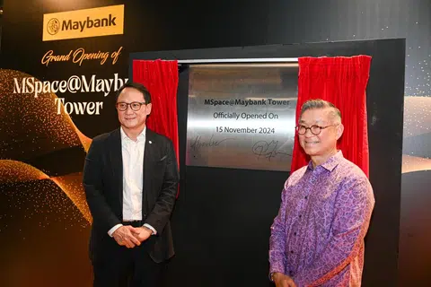 Ketua Pegawai Eksekutif (CEO) Negara Maybank Singapura, Encik Alvin Lee (kiri), melancarkan program Maybank myimpact SME yang menawarkan penyelesaian nasihat kewangan dan perniagaan pada 15 November di MSpace@Maybank Tower bersama Anggota Lembaga Pengarah Maybank Singapore Limited, Datuk Yee Yang Chien.