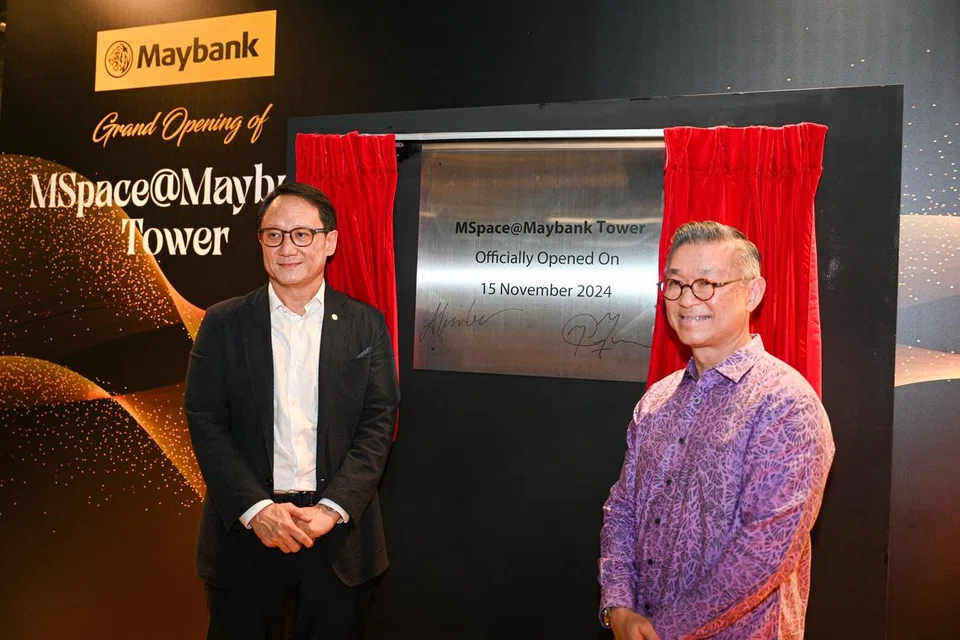 Ketua Pegawai Eksekutif (CEO) Negara Maybank Singapura, Encik Alvin Lee (kiri), melancarkan program Maybank myimpact SME yang menawarkan penyelesaian nasihat kewangan dan perniagaan pada 15 November di MSpace@Maybank Tower bersama Anggota Lembaga Pengarah Maybank Singapore Limited, Datuk Yee Yang Chien.
