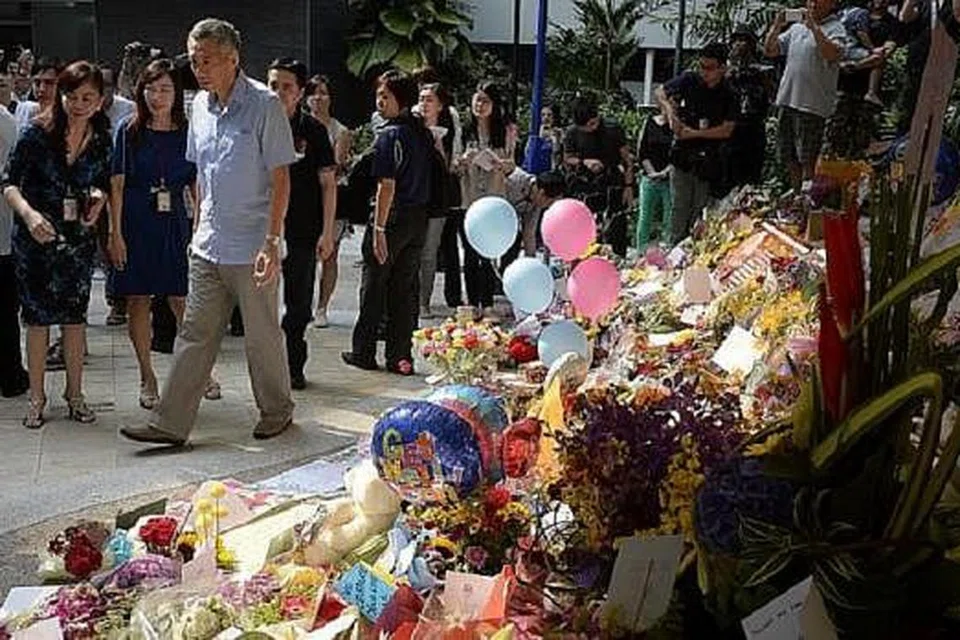 JAMBANGAN PERHARGAAN: Perdana Menteri, Encik Lee Hsien Loong, melawat tempat di mana orang ramai meletakkan pelbagai cenderahati di Blok 7, Hospital Besar Singapura (SGH) pagi tadi, sebagai mendoakan dan memberikan ucap selamat kepada bapanya, Encik Lee Kuan Yew, yang kini semakin tenat. - Foto 